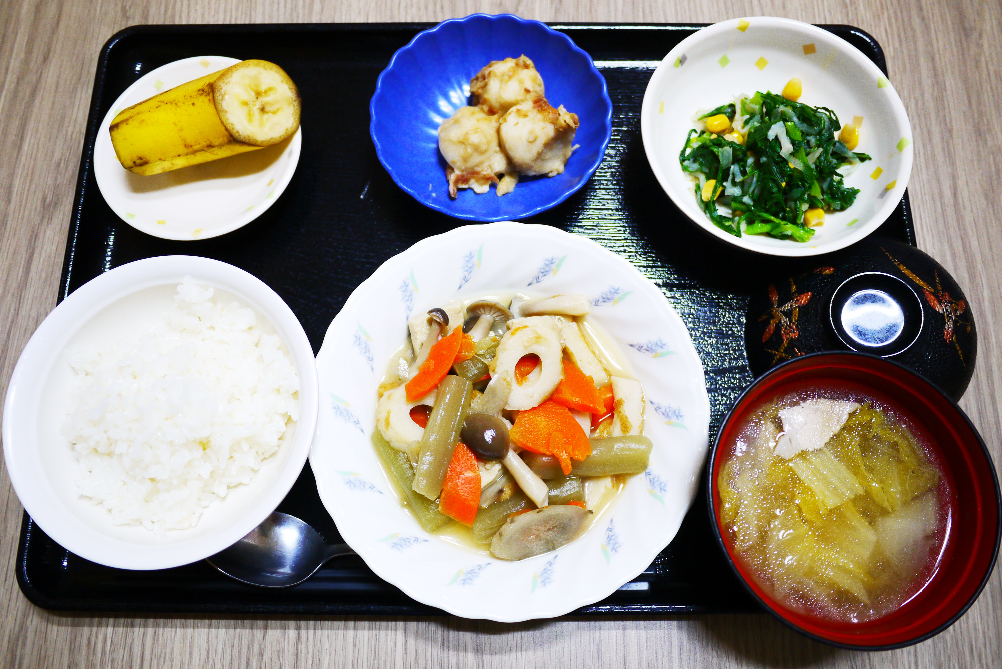 きょうのお昼ごはんは、炊き合わせ、和え物、里芋のおかかポン酢和え、みそ汁、果物でした。