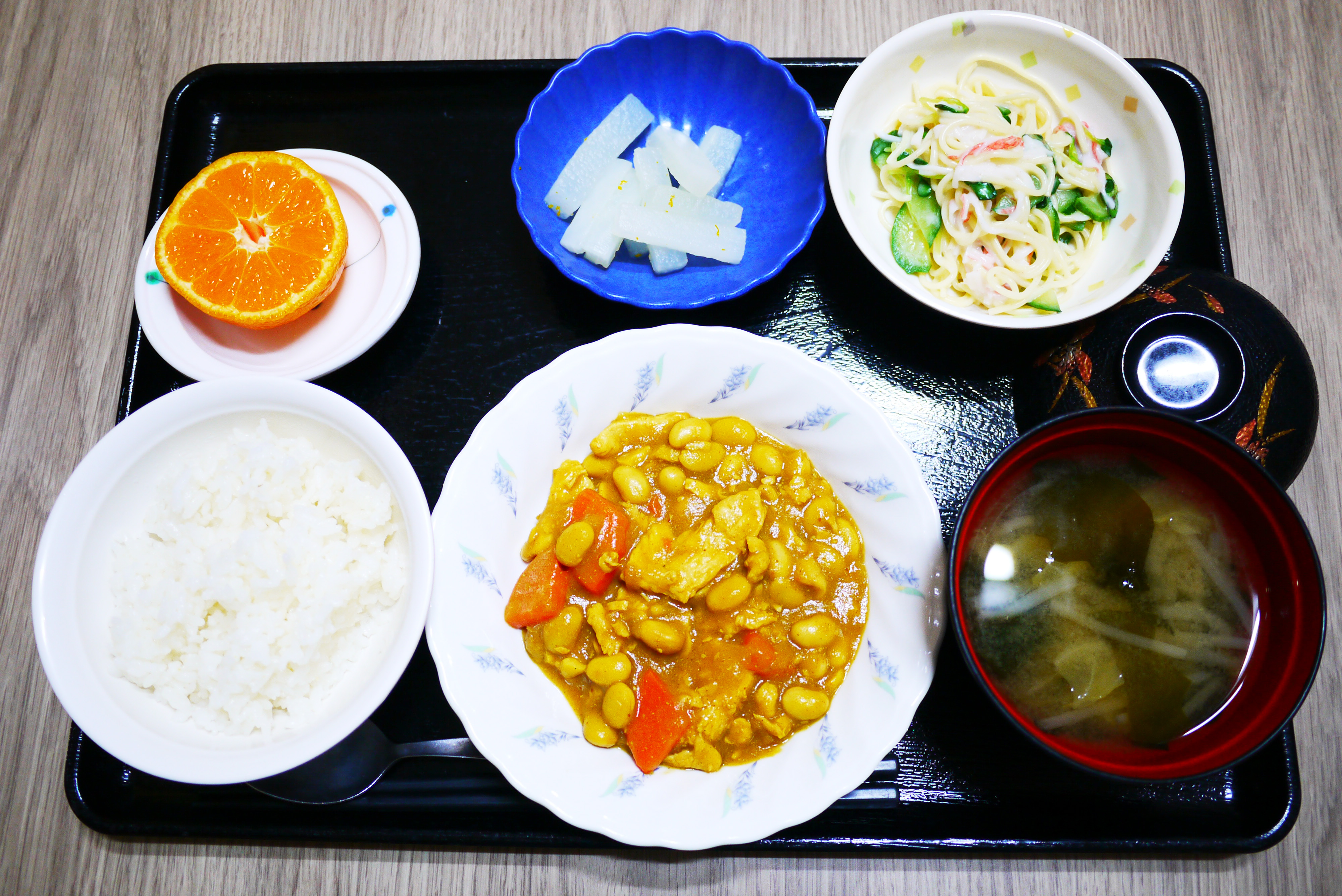 きょうのお昼ごはんは、鶏肉と大豆のカレー煮、サラダ、ゆず大根、みそ汁、果物でした。