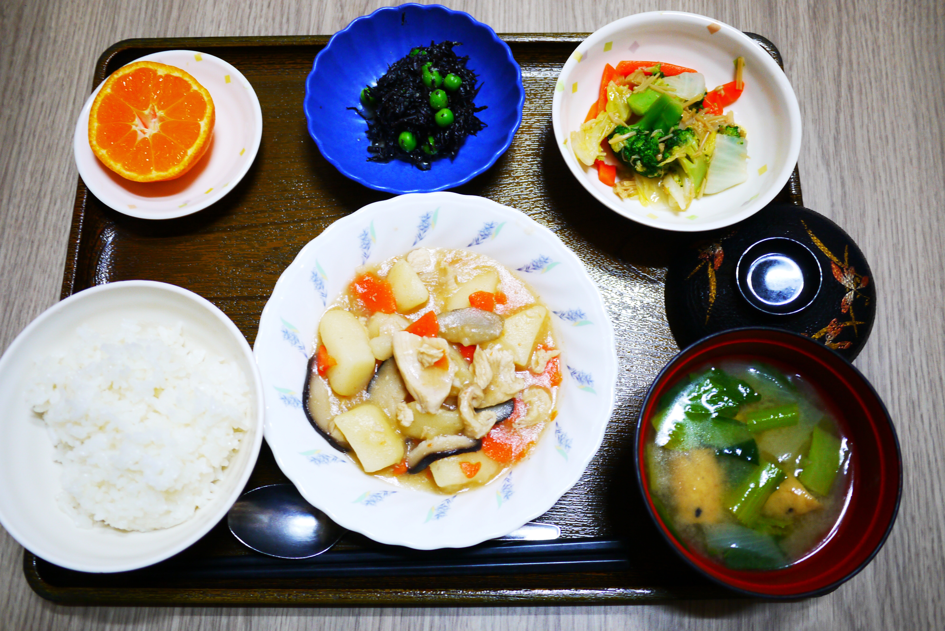 きょうのお昼ごはんは、吉野煮、なめたけ和え、ひじきの酢の物、みそ汁、果物でした。