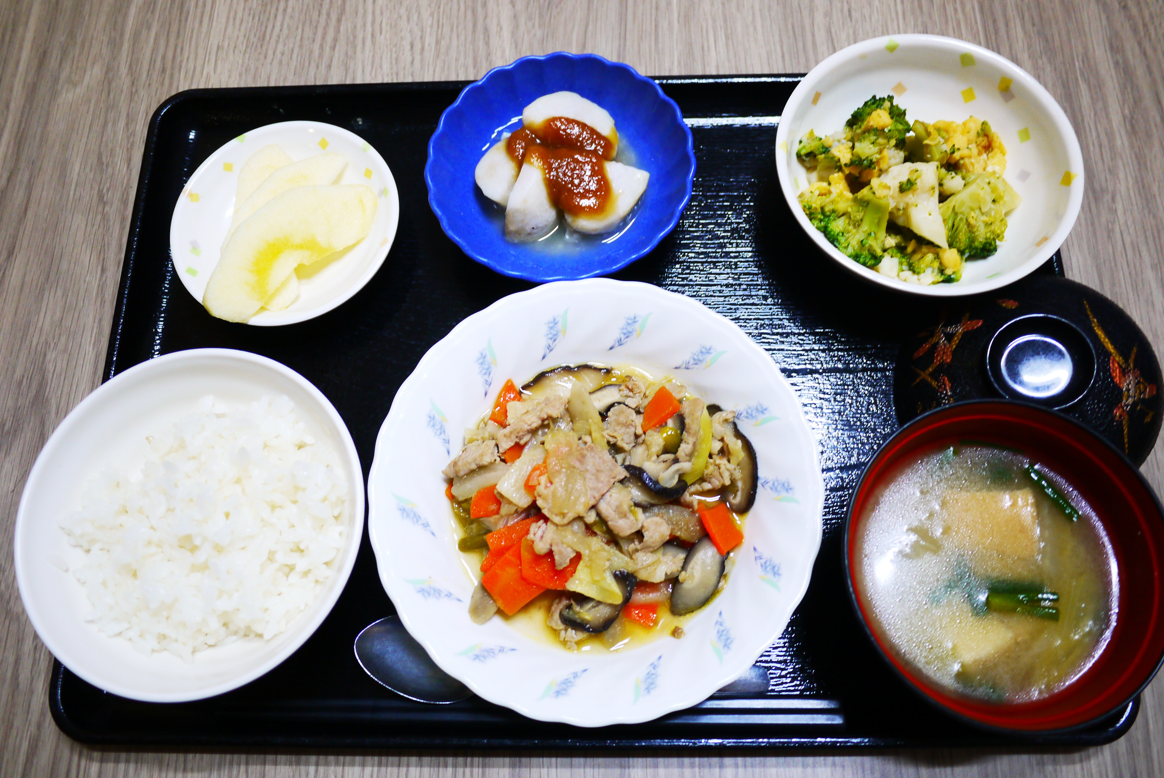 きょうのお昼ごはんは、豚肉と根菜の炒め煮、和え物、里芋のみそだれ、みそ汁、果物でした。