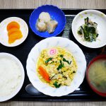 きょうのお昼ごはんは、親子煮、甘酢和え、里芋の煮ころがし、みそ汁、果物でした。