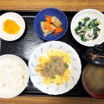 きょうのお昼ごはんは、麻婆炒り卵、小松菜とちくわのおろし和え、含め煮、みそ汁、果物でした。