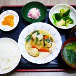 きょうのお昼ごはんは、肉団子と白菜の煮物、しば漬けポテト、生姜和え、みそ汁、果物でした。