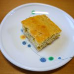 きょうのおやつは、ふきのとうケーキでした。