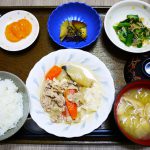 きょうのお昼ごはんは、肉豆腐、なめたけ和え、大学芋煮。、みそ汁、果物です。