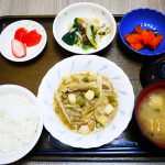 きょうのお昼ごはんは、豚肉とごぼうのみそ煮込み、塩昆布和え、煮浸し、みそ汁、果物でした。