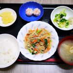 きょうのお昼ごはんは、豚肉と春雨の中華煮、和え物、コロコロ煮、みそ汁、果物でした。