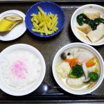 きょうのお昼ごはんは、肉だんごと野菜のスープ煮・じゃが芋のカレー炒め・煮物・くだものでした。