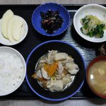 きょうのお昼ごはんは、芋炊き・お浸し・ひじきの酢の物・みそ汁・くだものでした。