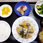 きょうのお昼ごはんは、がんもと根菜の含め煮、和え物、じゃがコンビーフ、みそ汁、くだものでした。