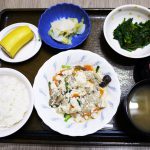 きょうのお昼ごはんは、たっぷり野菜の炒り豆腐・青菜のからし和え・レモン大根・みそ和え・くだものでした。