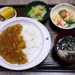 きょうのお昼ごはんは、カレーライス、ゆで卵サラダ、浅漬け、みそ汁、くだものでした。