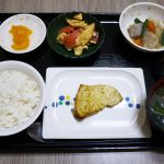 きょうのお昼ごはんは、カジキのカレー風味焼き・トマトと卵のサラダ・含め煮・みそ汁・くだものでした。