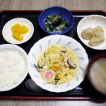 きょうのお昼ごはんは、親子煮・甘酢和え・里芋の煮っころがし・みそ汁・くだものでした。