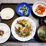 昭和の日、きょうのお昼ごはんは、揚げ豆腐の野菜あんかけ・酢の物・そぼろ煮・みそ汁・くだものでした。