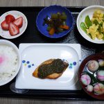 みどりの日・お昼ごはんは、でんぷごはん・鮭の木の芽焼き・きぬさやサラダ・含め煮・お吸い物・くだものでした。