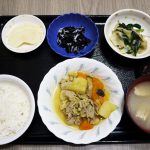 きょうのお昼ごはんは、カレー肉じゃが・野菜炒め・ひじきの酢の物・みそ汁・くだものでした。