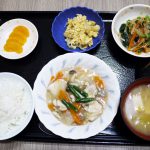 きょうのお昼ごはんは、鶏肉の治部煮風・なめたけ和え・玉ねぎの卵とじ・みそ汁・くだものでした。