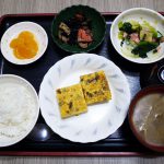 きょうのお昼ごはんは、鶏そぼろとじゃがいもの和風オムレツ・甘酢和え・ひじき煮・みそ汁・くだものでした。