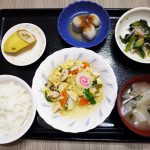 きょうのお昼ごはんは、親子煮・甘酢和え・里芋のみそだれ・みそ汁・くだものでした。