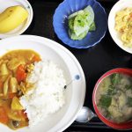 きょうのお昼ごはんは、カレーライス・卵サラダ・大根のおろしきゅうり和え・みそ汁・くだものでした。