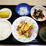 きょうのお昼ごはんは、ソーセージとアスパラガスの卵炒め・ひじきと大豆のサラダ・レモン大根・みそ汁・くだものでした。