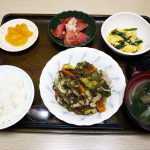 きのうのお昼ごはんは、豚肉と切り昆布の炒め煮、にらたま、ねぎ塩トマト、みそ汁、果物でした。