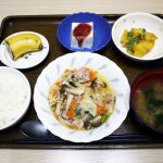 きょうのお昼ごはんは、肉野菜炒め、カレー煮、梅香味奴、みそ汁、果物でした。