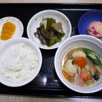 きょうのお昼ごはんは、肉団子と野菜のスープ煮、しば漬けポテト、煮物、果物でした。