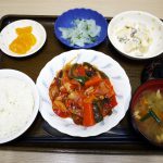 きょうのお昼ごはんは、鶏肉のトマト煮、甘ずっぱおさつサラダ、浅漬け、みそ汁、果物でした。