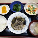 きょうのお昼ごはんは、なすと豚肉の生姜煮、青菜和え、卵サラダ、みそ汁、果物でした。