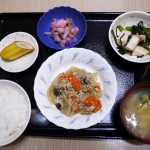 きょうのお昼ごはんは、根菜のそぼろ煮、厚揚げ和え、浅漬け、みそ汁、果物でした。