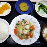 きょうのお昼ごはんは、八宝菜、生姜和え、さつま芋煮、みそ汁、果物でした。