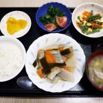 きょうのお昼ごはんは、がんもと根菜の含め煮、サラダ、和え物、豚汁、果物でした。