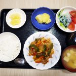 きょうのお昼ごはんは、酢豚、トマトの中華和え、粉ふき芋、みそ汁、果物でした。