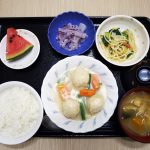 きょうのお昼ごはんは、肉団子のクリーム煮、サラスパサラダ、ゆかり大根、みそ汁、果物でした。