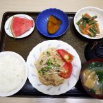 きょうのお昼ごはんは、豚肉のポン酢がけ、ごま和え、かぼちゃ煮、みそ汁、果物でした。