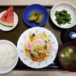 きょうのお昼ごはん、親子煮、甘酢和え、大学芋煮、みそ汁、果物でした。