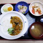 きょうのお昼ごはんは、夏野菜カレー、豆腐サラダ、浅漬け、みそ汁、果物でした。