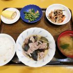 きのうのお昼ごはんは、なすと豚肉の生姜煮・炒め煮・いんげんの天かす和え・みそ汁・くだものでした。