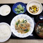 きょうのお昼ごはんは、豚肉と春雨の中華煮、豆豆サラダ、浅漬け、みそ汁、くだものでした。