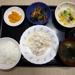 きょうのお昼ごはんは、鶏肉のレモン蒸し・サラダ・コンソメソテー・みそ汁・くだものでした。