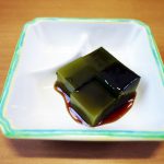 きょうのおやつは、黒みつ抹茶かんでした。