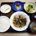 きょうのお昼ごはんは、豚肉と切り昆布の炒め煮・和え物・ちりめん奴・みそ汁・くだものでした。