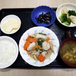 きょうのお昼ごはんは、芋炊き・和え物・ひじきの酢みそ和え・みそ汁・くだものでした。