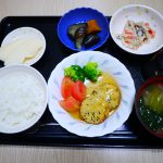 きょうのお昼ごはんは、おから入りつくねバーグ・白和え・含め煮・みそ汁・くだものでした。