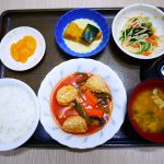 今日のお昼ごはんは、肉だんごのケチャップ煮・大根サラダ・かぼちゃミルク煮・みそ汁・くだものでした。