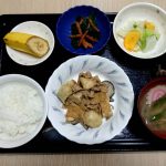 今日のお昼ご飯は 厚揚げとしいたけのこっくり煮、柿と白菜のサラダ、ごま和え、みそ汁、くだものでした