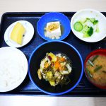 きょうのお昼ごはんは、豚肉と切り昆布の炒め煮・和え物・煮奴・みそ汁・くだものでした。