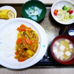 きょうのお昼ごはんは、おさつカレー・サラダ・浅漬け・みそしる・くだものでした。